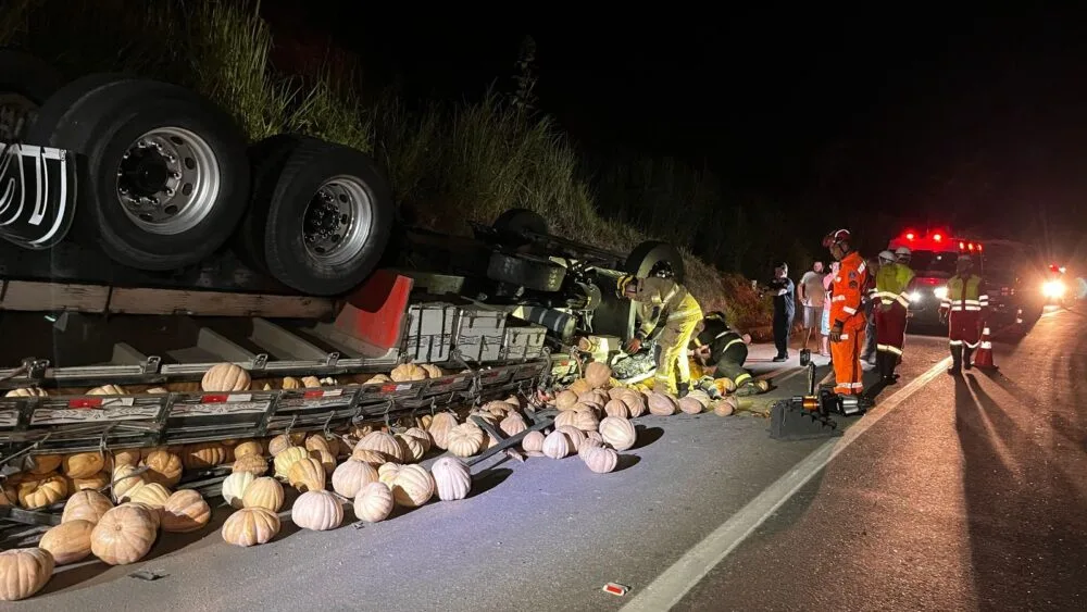 Caminhão carregado com abóboras capota na BR-116 e deixa uma vítima fatal