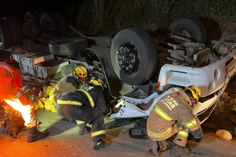 Caminhão carregado com abóboras capota na BR-116 e deixa uma vítima fatal