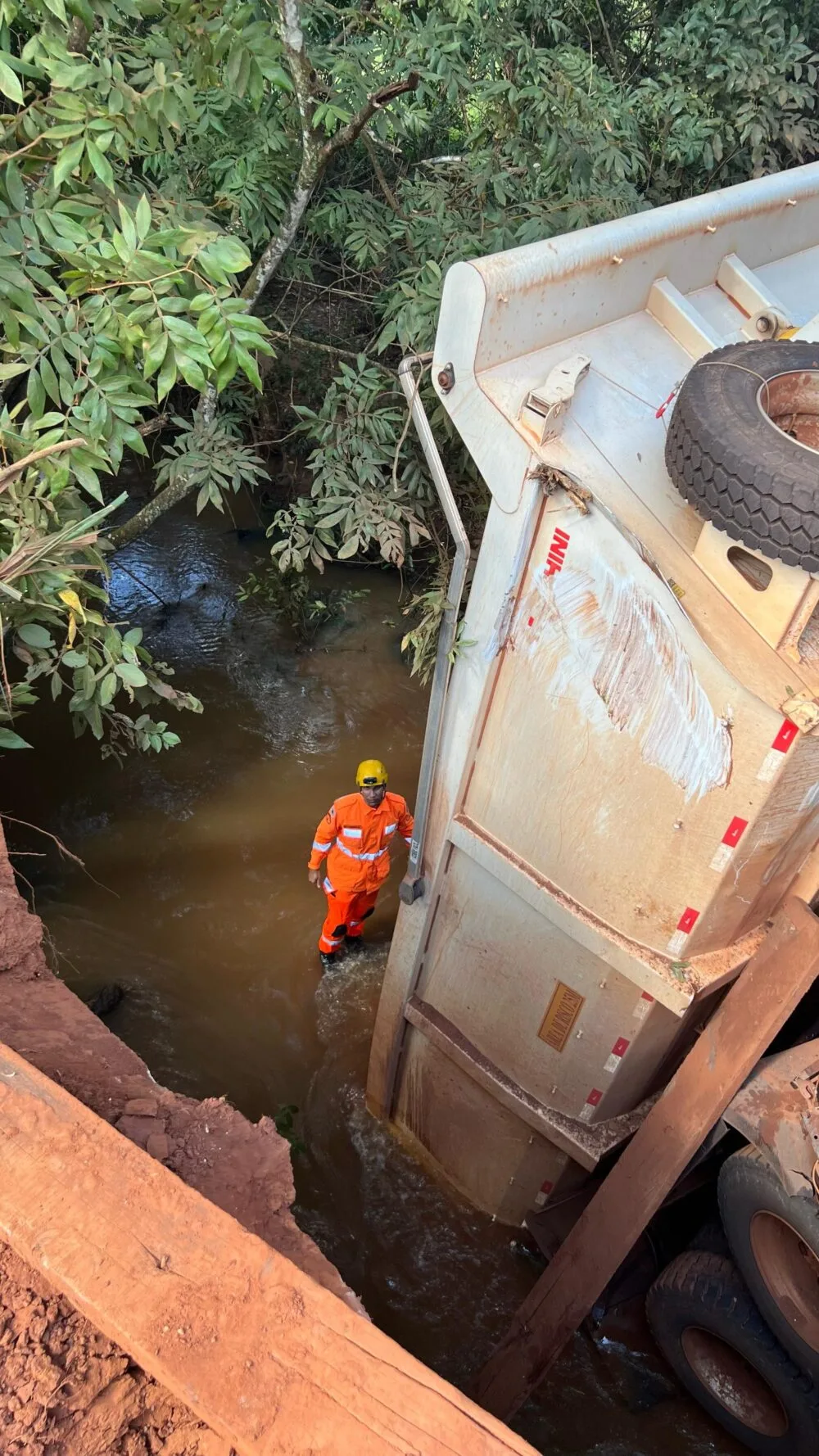 Motorista de caminhão é resgatado após ponte desabar na BR-464