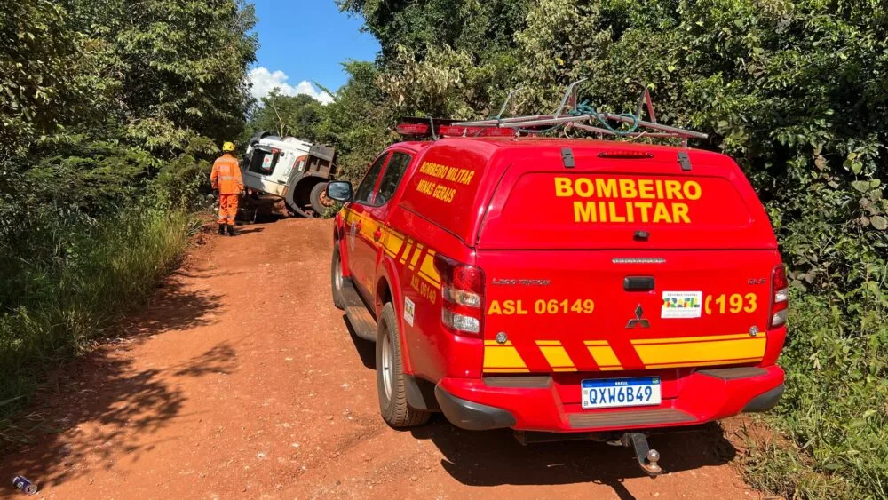 Motorista de caminhão é resgatado após ponte desabar na BR-464