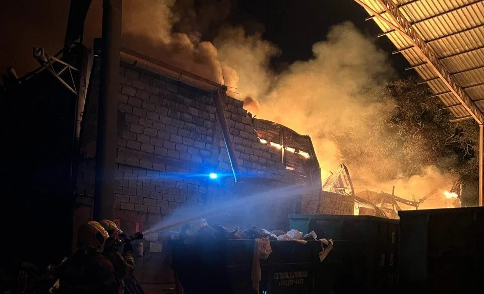 Bombeiros combatem incêndio por 10 horas em empresa de resíduos sólidos em Betim