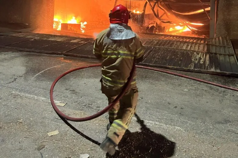 Bombeiros combatem incêndio por 10 horas em empresa de resíduos sólidos em Betim