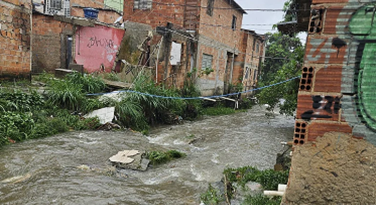 Mais de 70 famílias são removidas de áreas de alagamento em BH