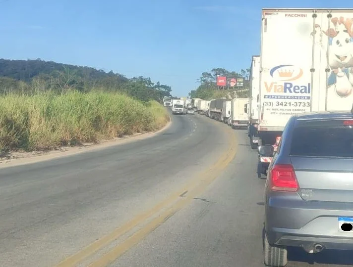 BR-381: uma pessoa fica ferida em colisão entre ônibus, carreta e caminhão