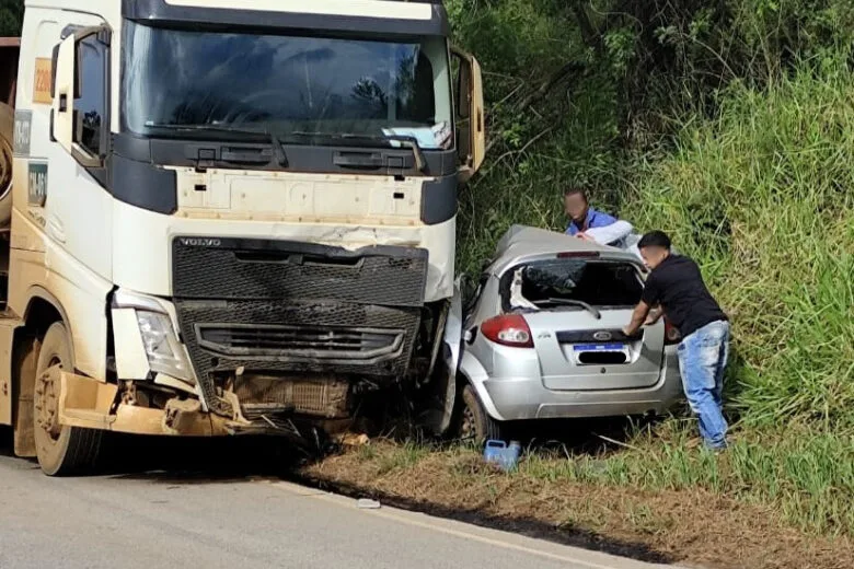 Tragédia na MG-129: colisão entre carro e carreta deixa três mortos em Catas Altas