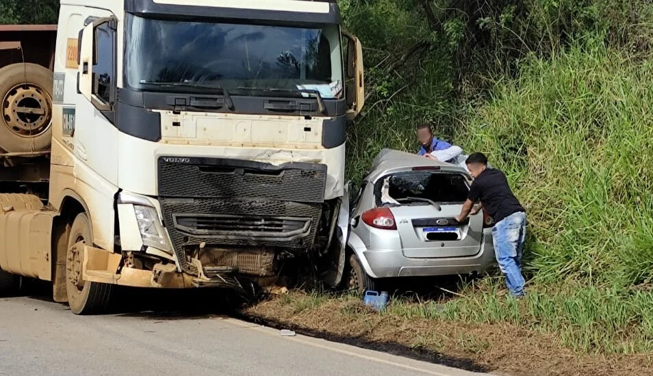 Tragédia na MG-129: colisão entre carro e carreta deixa três mortos em Catas Altas