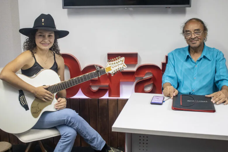 A cantora Rebeca Kennye encanta na DeFato