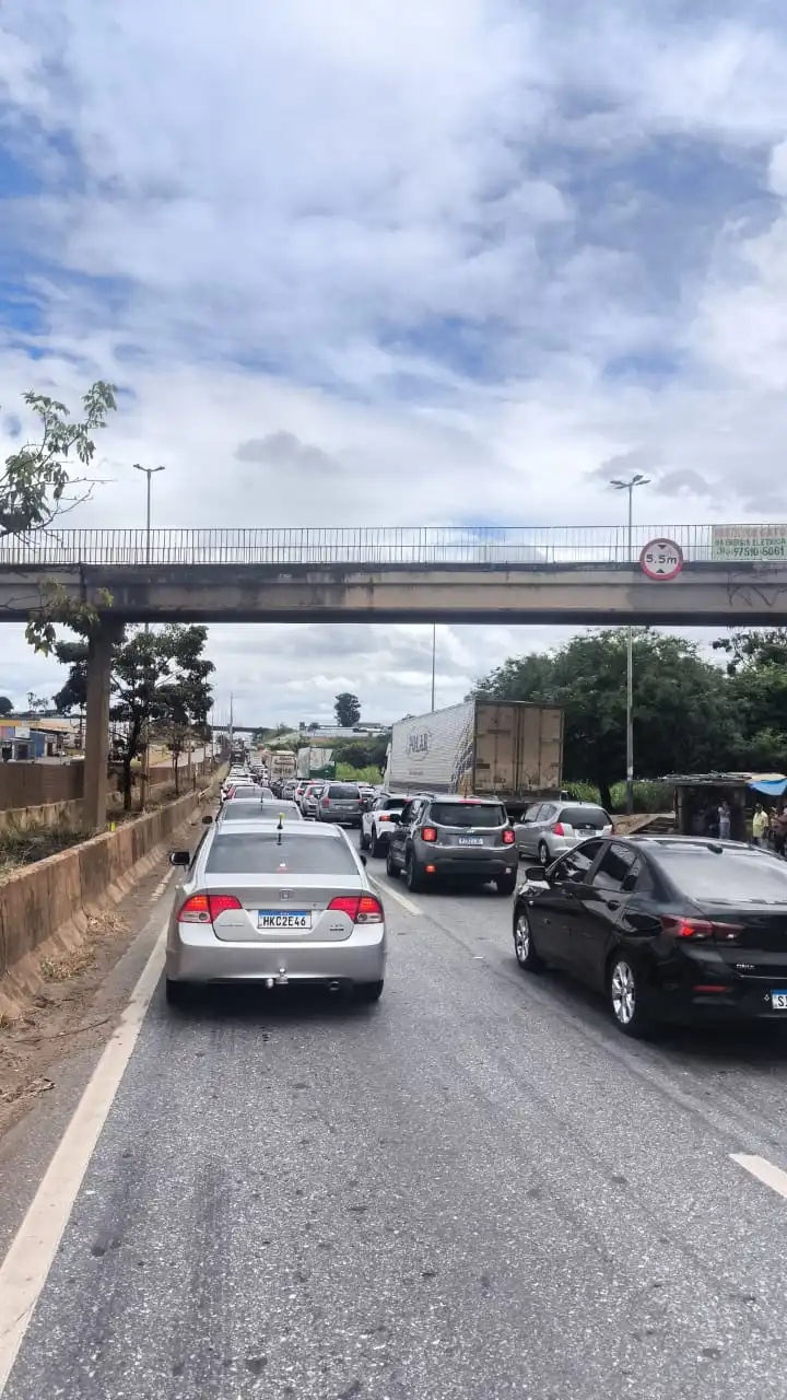 BR 0-40 com trânsito na manhã de sábado