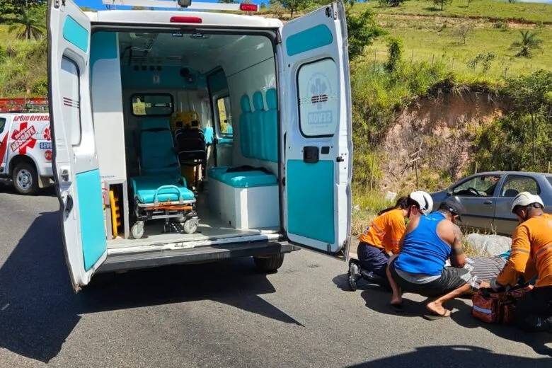 BR-381: caminhão de pipoca tomba, ferindo motorista