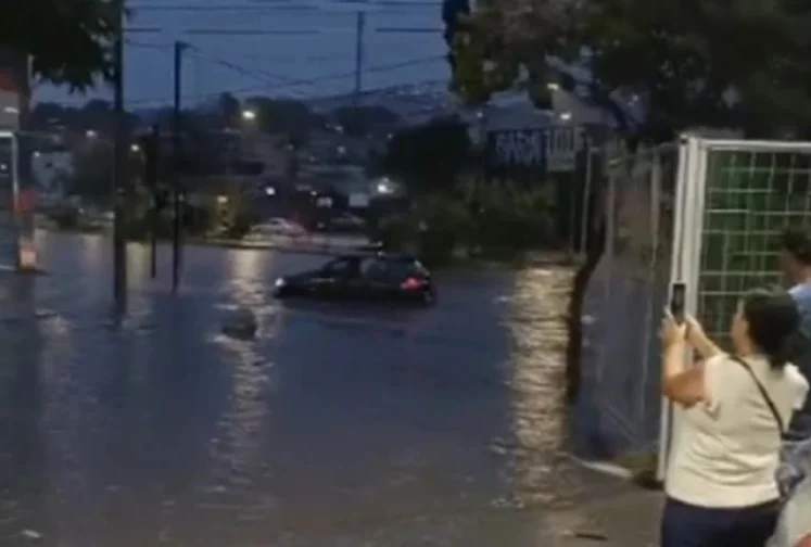 Temporal alaga avenida Vilarinho e interdita via em Belo Horizonte Temporal alaga avenida Vilarinho e interdita via em Belo Horizonte