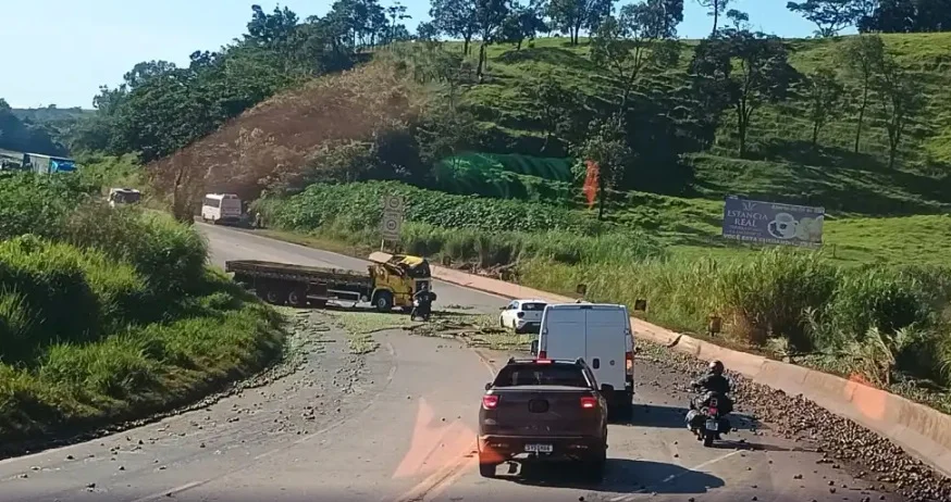 Caminhão carregado com laranjas capota e bloqueia BR-040 em Pires