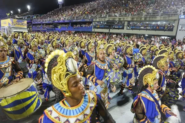 Ancestralidade domina a segunda noite de desfiles no Sambódromo do Rio de Janeiro