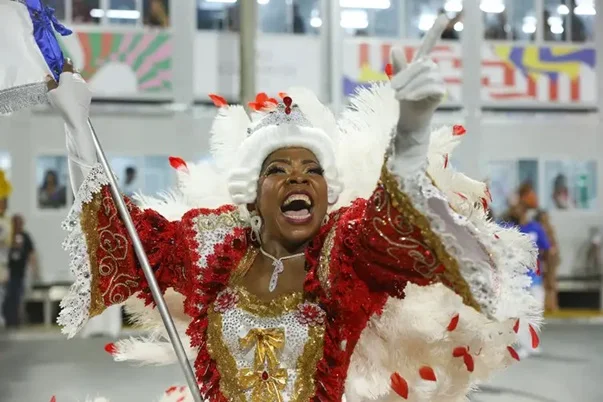 Ancestralidade domina a segunda noite de desfiles no Sambódromo do Rio de Janeiro