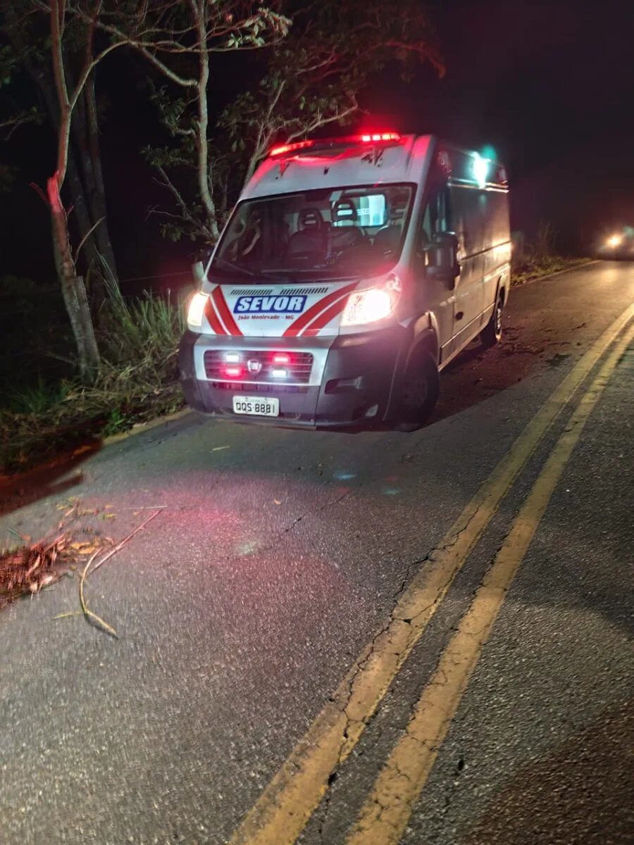 Dois homens ficam feridos em acidente de moto na MG-123