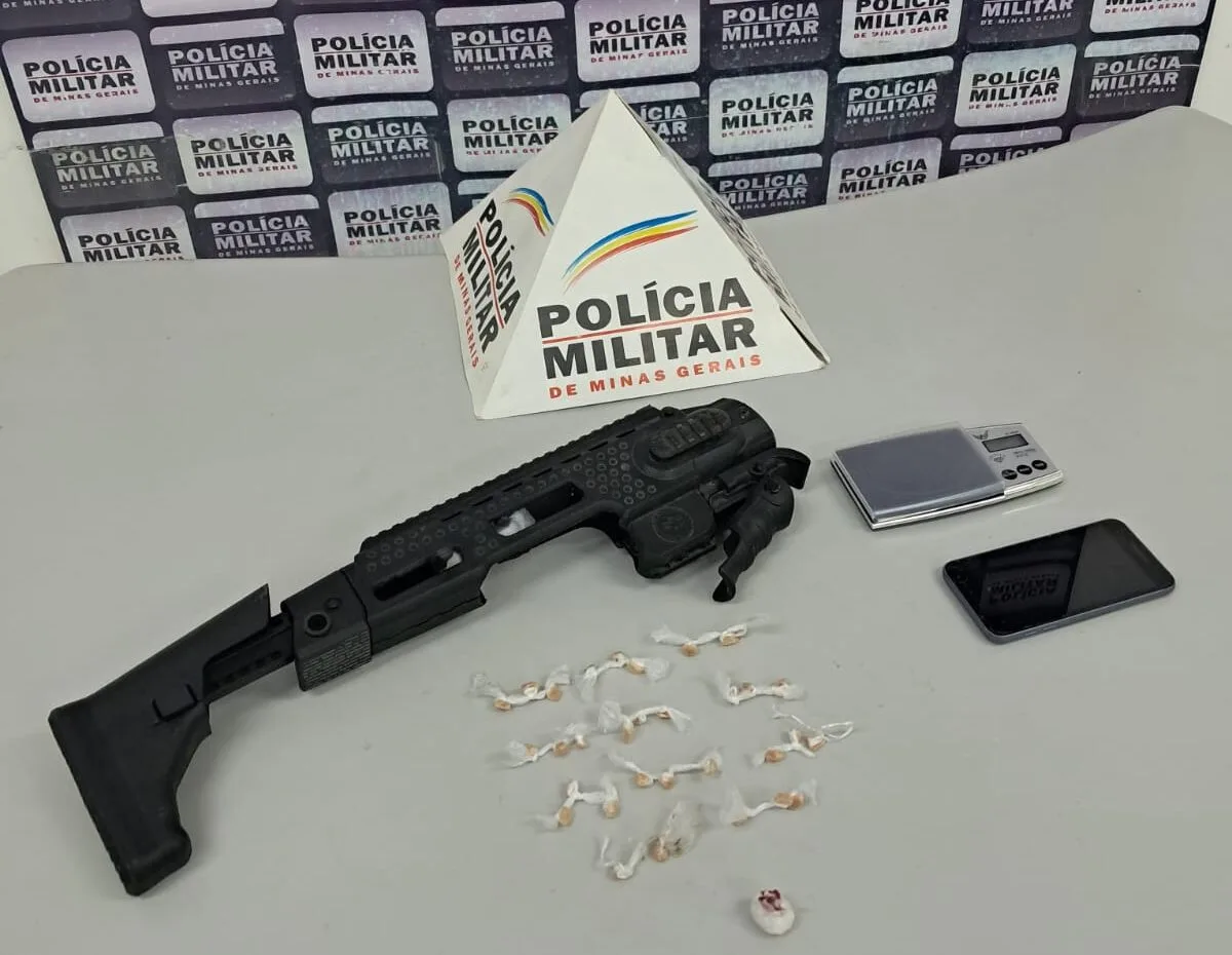Polícia Militar apreende drogas e materiais furtados em operação na rua Marajó, em Itabira