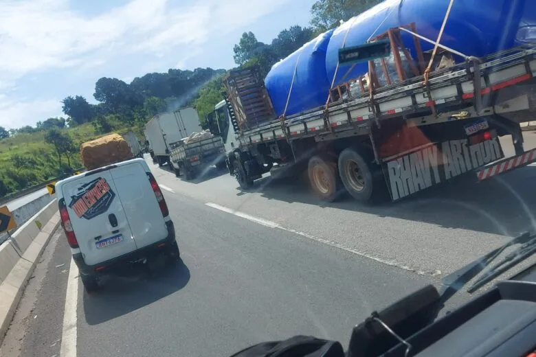 BR-381: acidente entre carreta e micro-ônibus interdita trecho da Fernão Dias e causa congestionamento