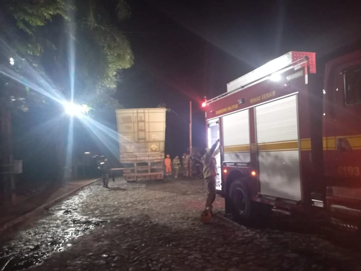 Caminhão carregado de carvão pega fogo na BR-381, em Nova Era
