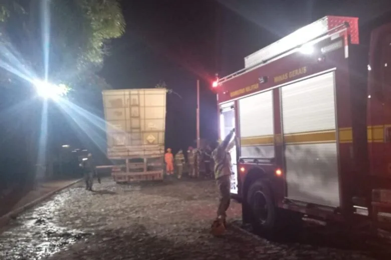 Caminhão carregado de carvão pega fogo na BR-381, em Nova Era Caminhão carregado de carvão pega fogo na BR-381, em Nova Era