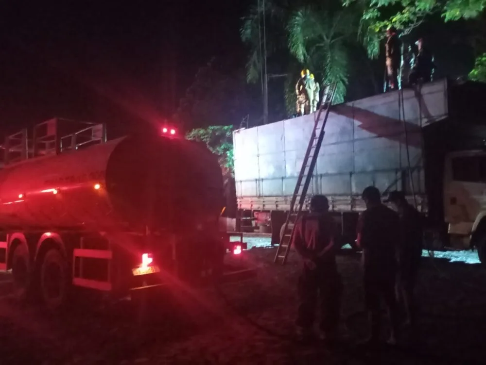 Caminhão carregado de carvão pega fogo na BR-381, em Nova Era