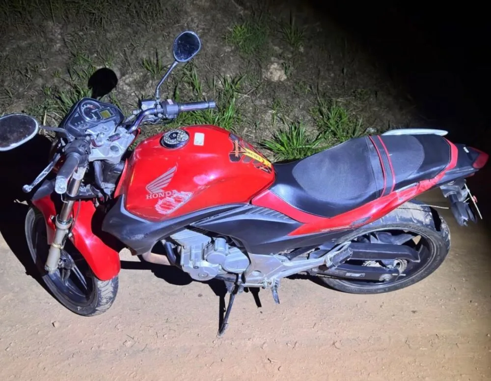 Motociclista sofre acidente após colidir com galho na pista em Itabira