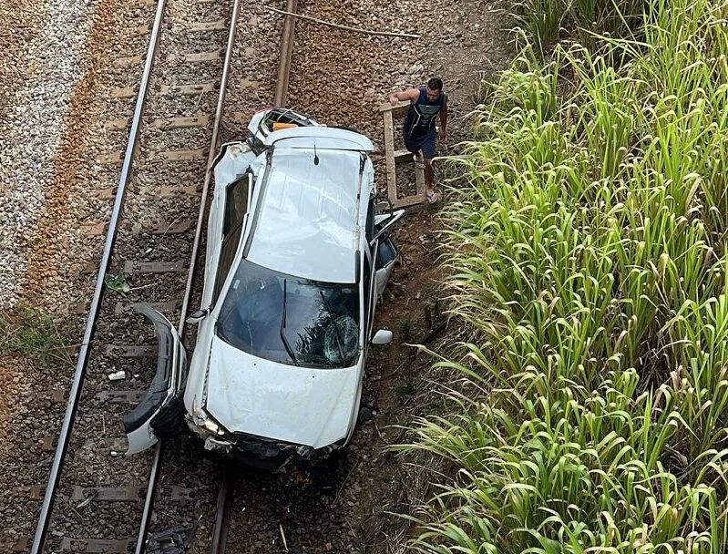 BR-381: carro cai em linha férrea e é arrastado por trem da Vale em Nova Era