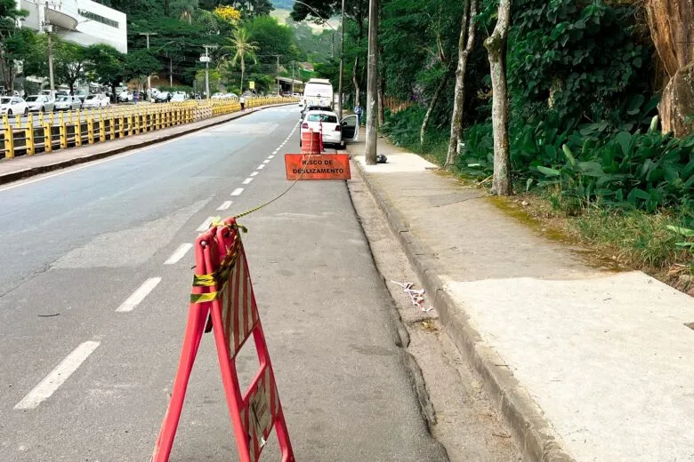 Interdição no estacionamento da avenida Carlos Drummond de Andrade segue sem solução