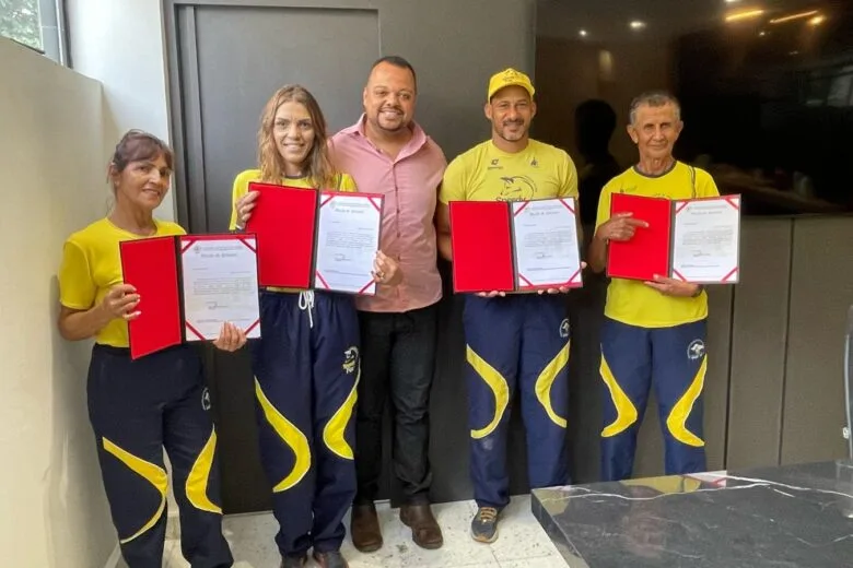 Atletas da Speedy Fox Itabira recebem homenagem do vereador Yuyu da Pedreira na Câmara Municipal