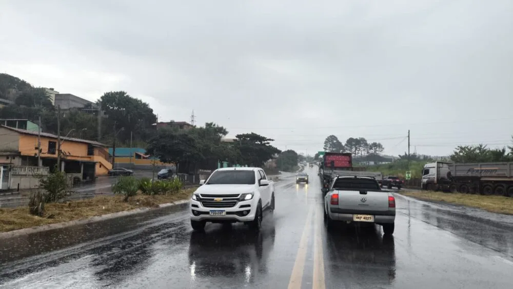 Obras de infraestrutura e chuva complicam o trânsito na BR-381 nesta sexta-feira