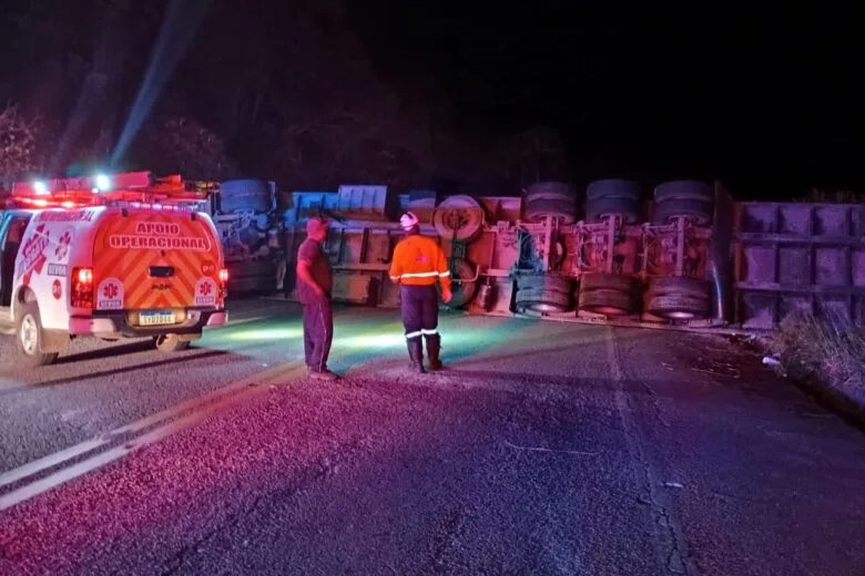 Tombamento de carreta interdita totalmente a BR-381 em Nova Era Tombamento de carreta interdita totalmente a BR-381 em Nova Era