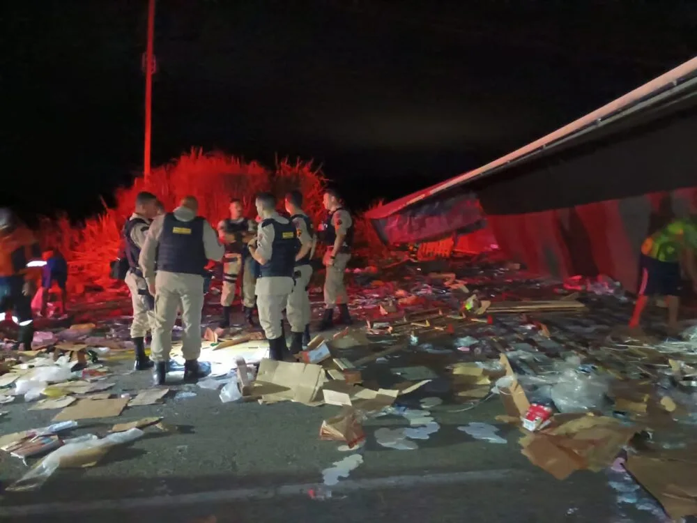 Tombamento de carreta interdita totalmente a BR-381 em Nova Era