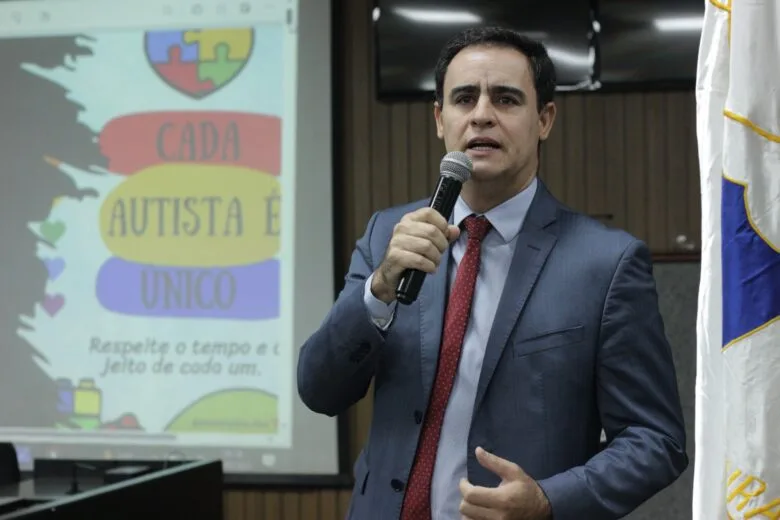 Respostas do promotor Renato Ângelo em roda de conversa exibem desafios e contradições para a inclusão de pessoas autistas Respostas do promotor Renato Ângelo em roda de conversa exibem desafios e contradições para a inclusão de pessoas autistas