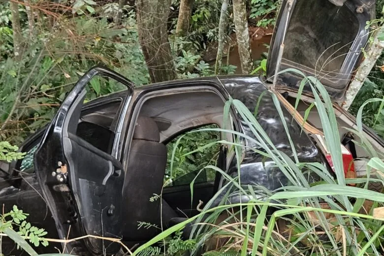 Família capota de carro na BR-381, em Pacas