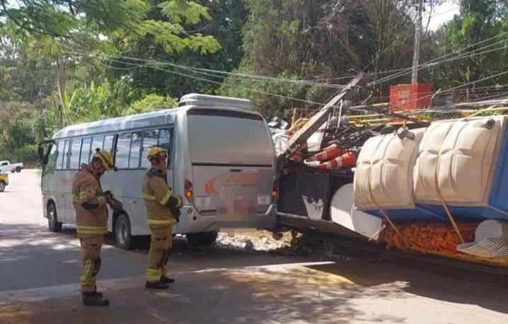 Colisão entre caminhão e ônibus deixa dez feridos em Santo Antônio do Leite, distrito de Ouro Preto