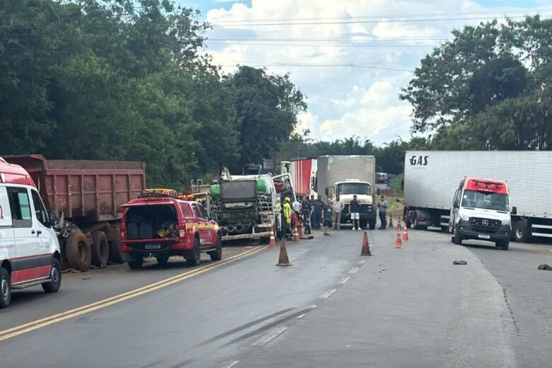 Colisão entre caminhões na BR-381 deixa motorista em estado grave e causa congestionamento