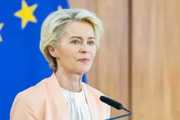 Van der Leyen cita plano para rearmamento da Europa