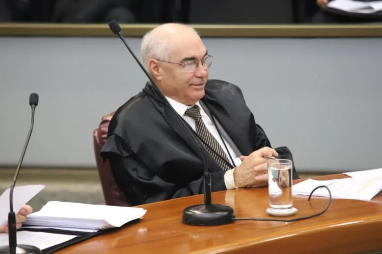 Mauri Torres se aposenta do Tribunal de Contas de Minas Gerais