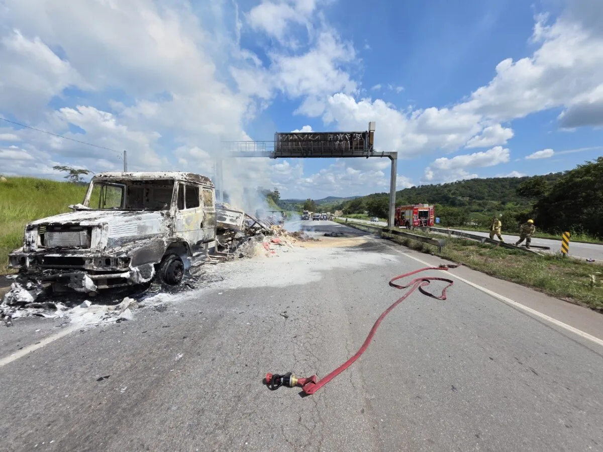 Carreta carregada com suplemento para gado pega fogo na BR-262, em Pará de Minas