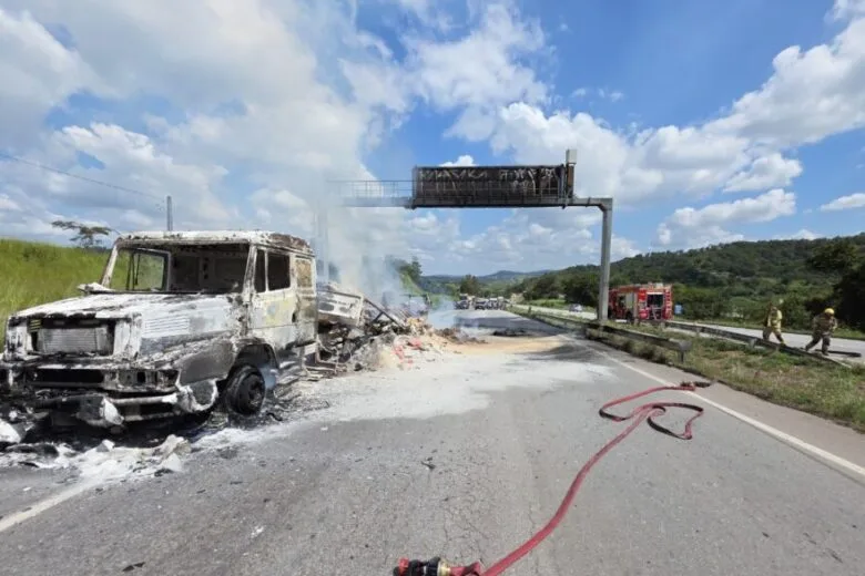 Carreta carregada com suplemento para gado pega fogo na BR-262, em Pará de Minas Carreta carregada com suplemento para gado pega fogo na BR-262, em Pará de Minas