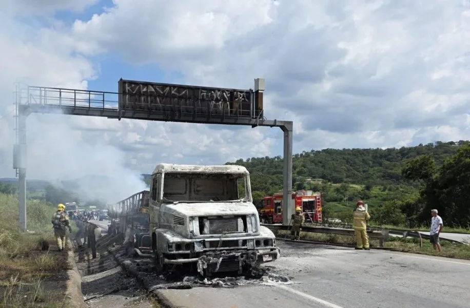 Carreta carregada com suplemento para gado pega fogo na BR-262, em Pará de Minas