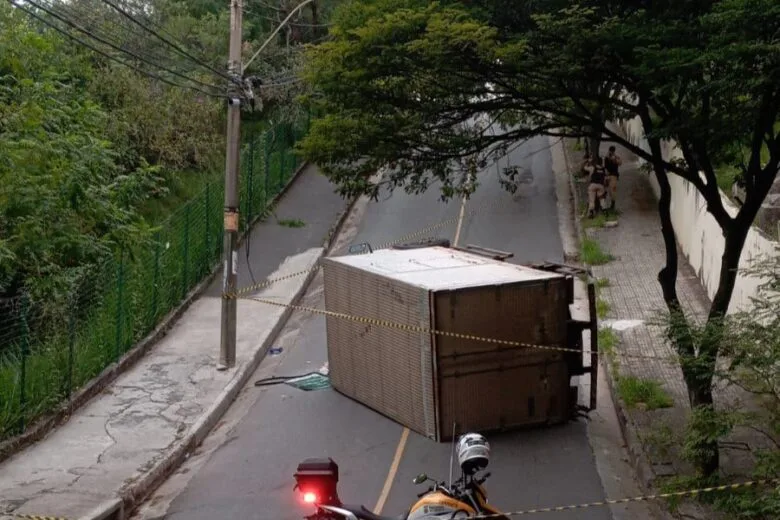 Motorista fica ferido após caminhão carregado de feijão tombar em BH