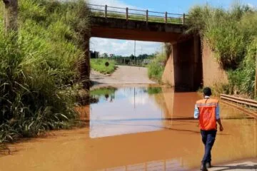 Ponte Alberto Flores, em Brumadinho, é interditada após vazamento de tubulação de água da Vale