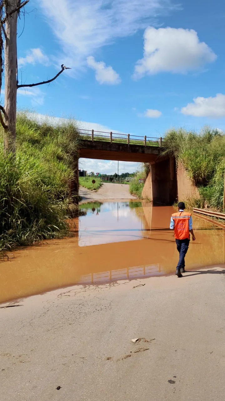 Ponte Alberto Flores, em Brumadinho, é interditada após vazamento de tubulação de água da Vale
