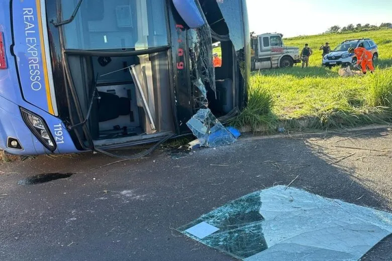 Onze pessoas morrem após ônibus com 45 passageiros capotar na MG-223 Onze pessoas morrem após ônibus com 45 passageiros capotar na MG-223