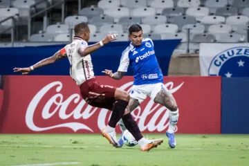 Vexame: Cruzeiro joga mal e perde para o Mushuc Runa em pleno Mineirão