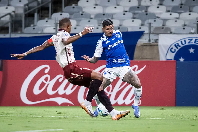 Vexame: Cruzeiro joga mal e perde para o Mushuc Runa em pleno Mineirão
