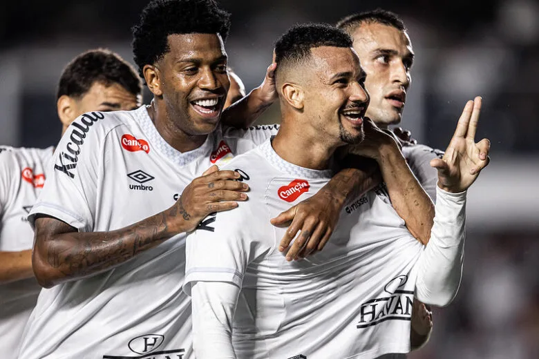 Hulk reage à provocação de Zé Ivaldo e defensor brinca: “Já estava acostumado a fazer gol em cima dele” Hulk reage à provocação de Zé Ivaldo e defensor brinca: “Já estava acostumado a fazer gol em cima dele”
