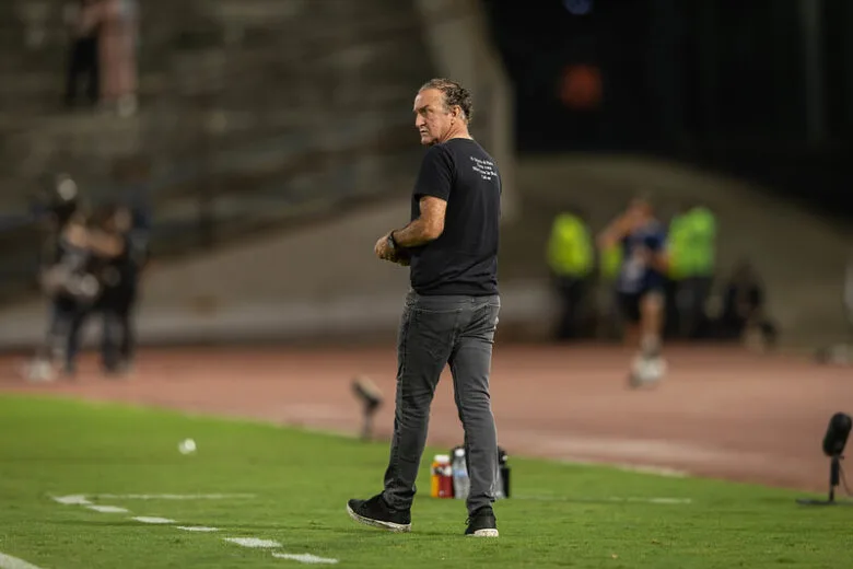 “O investimento é questionável”, diz Cuca sobre o elenco após empate do Atlético contra o Caracas “O investimento é questionável”, diz Cuca sobre o elenco após empate do Atlético contra o Caracas