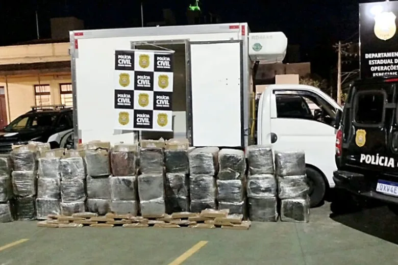 Polícia Civil apreende mais de 800 quilos de maconha na BR-381 Polícia Civil apreende mais de 800 quilos de maconha na BR-381