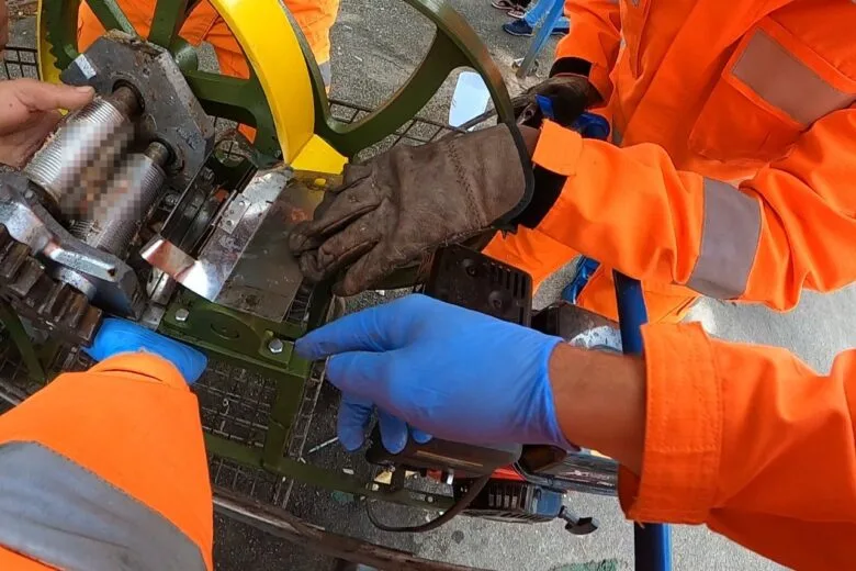 Bombeiros socorrem homem com a mão presa a moedor de cana Bombeiros socorrem homem com a mão presa a moedor de cana