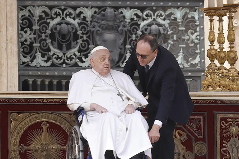 Muito comovente! Papa agradeceu enfermeiro e deu tchau a ele antes de sua morte Muito comovente! Papa agradeceu enfermeiro e deu tchau a ele antes de sua morte